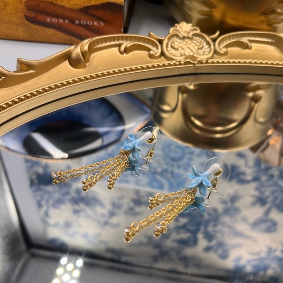 🆕 LES NEREIDES 🧿 NWOT Blue Bell Flower Dangling Crystal Post Earrings - Picture 7 of 16